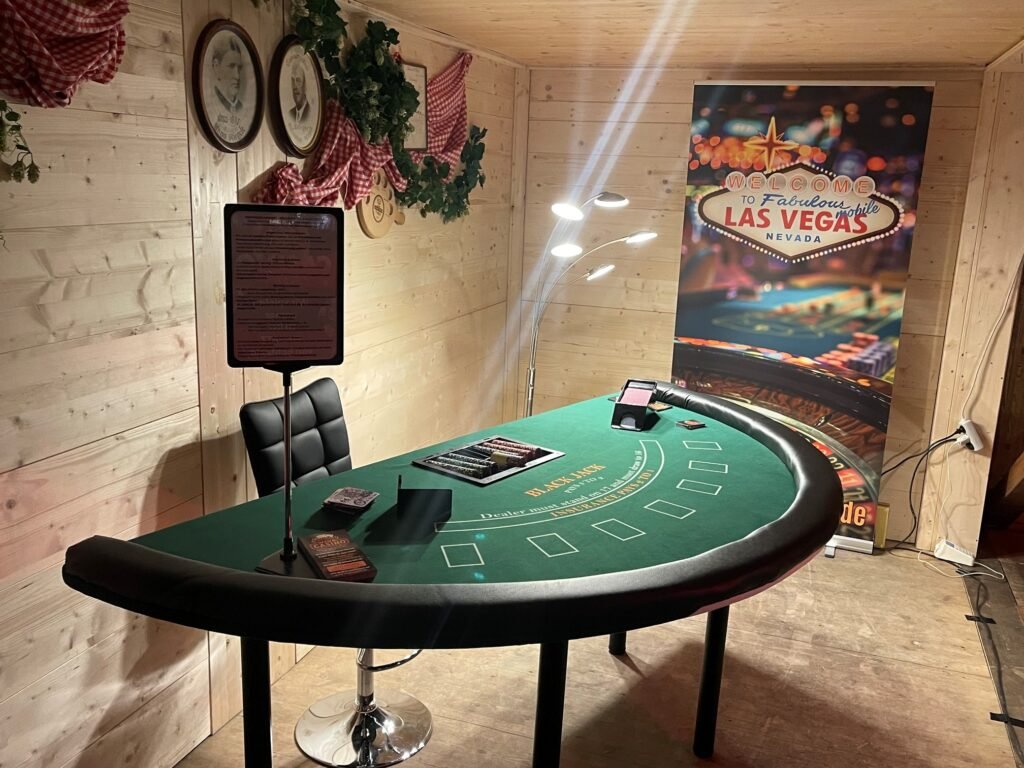 Casino Weihnachtsfeier Augsburg im Winterland 3 Blackjack-Tisch mit Spielmaterial für eine Casino-Weihnachtsfeier
