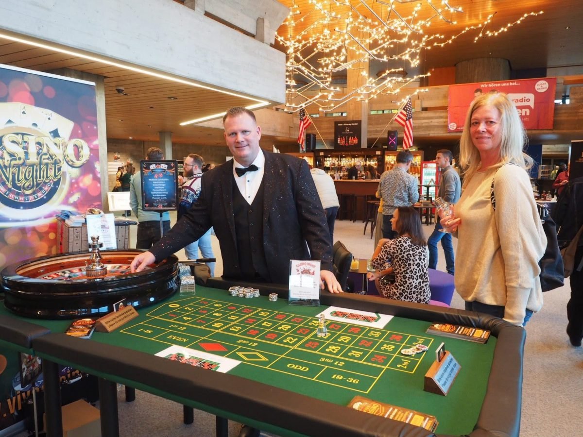 Croupier leitet Roulette bei einer Casino-Weihnachtsfeier im Winterland